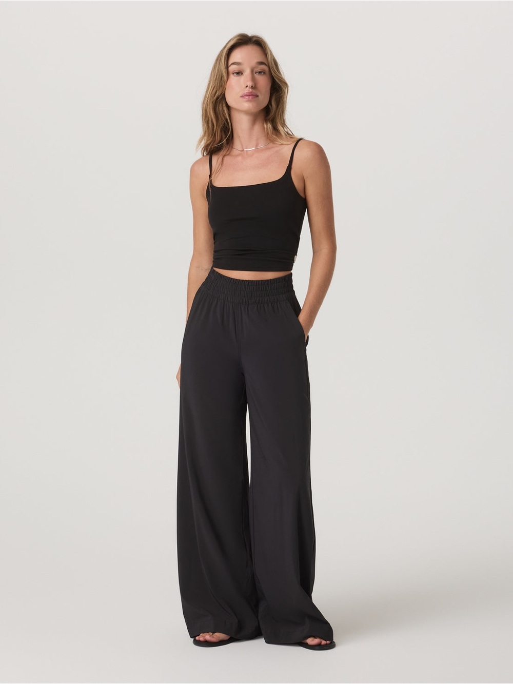 Vuori Villa Wideleg Pant Women’s Large in Black - Picture 3 of 8